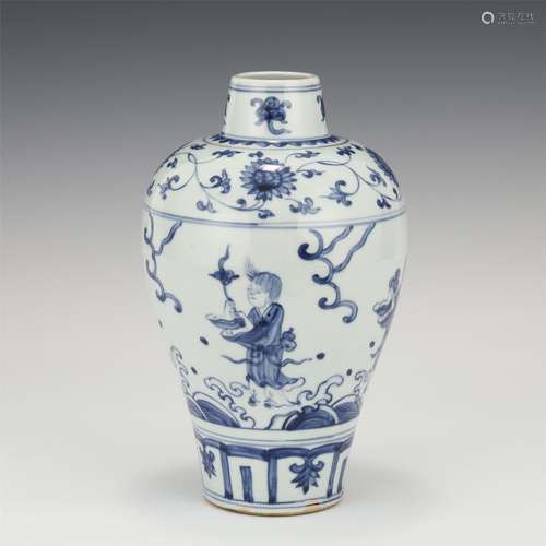 A CHINESE BLUE AND WHITE PORCELAIN VASE