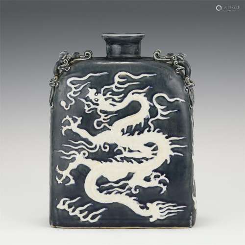 A CHINESE BLUE GLAZED WHITE DRAGON PATTERN PORCELAIN VASE