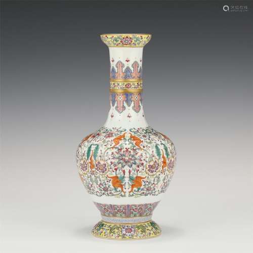 A CHINESE FAMILLE ROSE PORCELAIN VASE