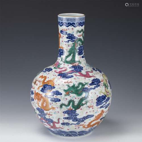 A FAMILLE ROSE PORCELAIN DRAGON VASE,QING