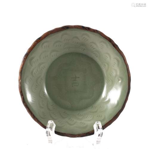 A CHINESE CELADON GLAZE PORCELAIN DISH