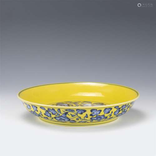 A YELLOW GLAZED BLUE AND WHITE PORCELAIN DISH,QING