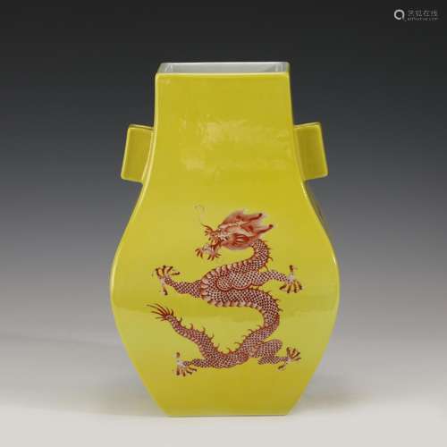 A CHINESE YELLOW GLAZED DRAGON PATTREN PORCELAIN VASE