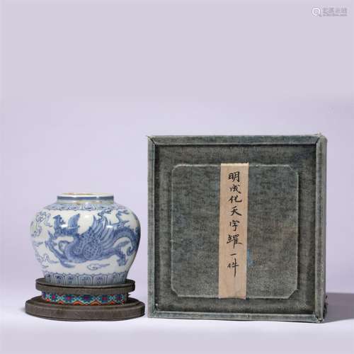 A CHINESE BLUE AND WHITE PORCELAIN JAR