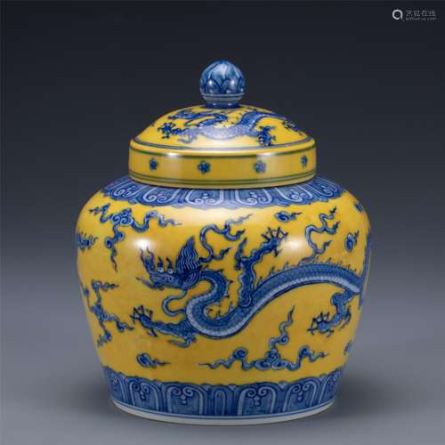 A YELLOW GLAZE BLUE AND WHITE PORCELAIN LIDDED JAR,MING