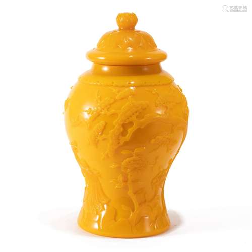 A YELLOW PEKING GLASS JAR WITH COVER