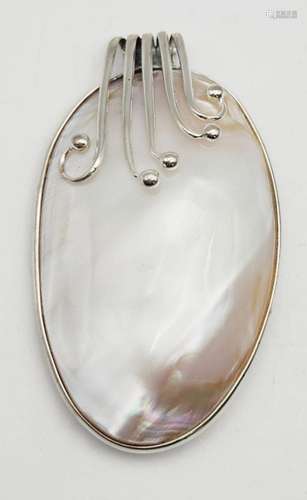 STERLING PENDANT WITH LARGE SHELL CENTER