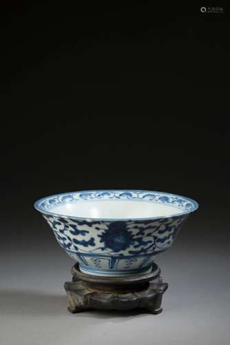 CHINE - XIXe siècle. 
Coupe en porcelaine émaillée à dé