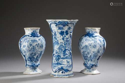 DELFT - XVIIIe siècle. 
Paire de vases en faïence à déc