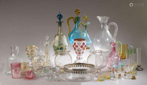 Petite collection de verrerie en verre émaillé, gravé,