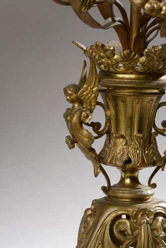 Paire de candélabres d'autel en métal doré à sept lumiè