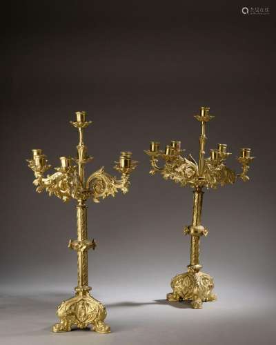 Paire de candélabres d'autel en bronze ciselé et doré à