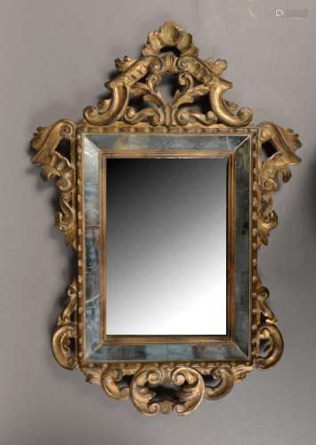 Miroir à parcloses en bois sculpté et doré à décor d'ag