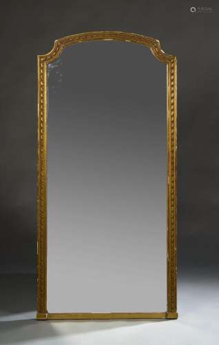 Miroir, le cadre en bois et composition dorés à décor d