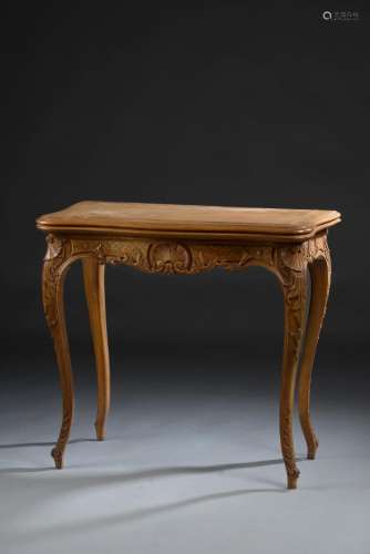 Table à jeux en bois naturel mouluré et sculpté à décor