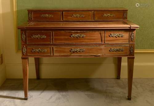 Bureau scriban en placage d'acajou (sauts et taches), s