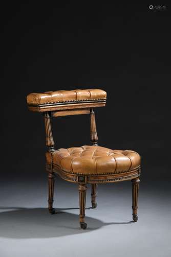 Chaise ponteuse en bois mouluré et sculpté à décor de f