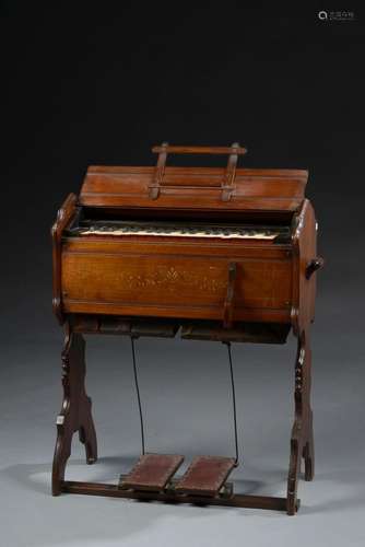 Harmonium en acajou mouluré, à décor de motifs végétaux