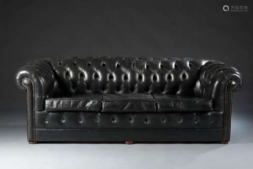 Canapé-lit Chesterfield en similicuir noir capitonné (b