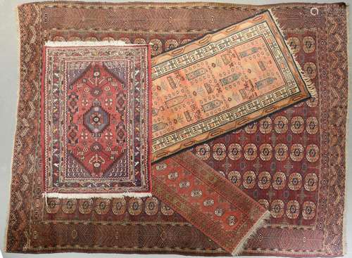 Quatre tapis en laine polychrome.
Dans le goût de l'Ori