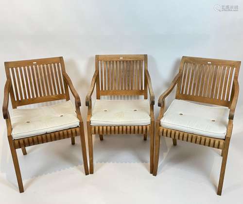 Suite de trois fauteuils, XXIe, bois, plaquette [rausch