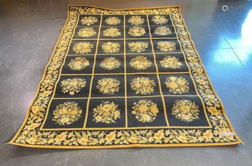 Grand tapis européen à motifs floraux polychromes en da