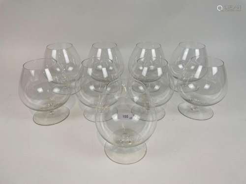 Suite de neuf verres à cognac, XXe-XXIe, cristal, h. 15