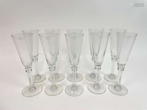 Suite de dix grandes flûtes à champagne, XXe, verre, h.