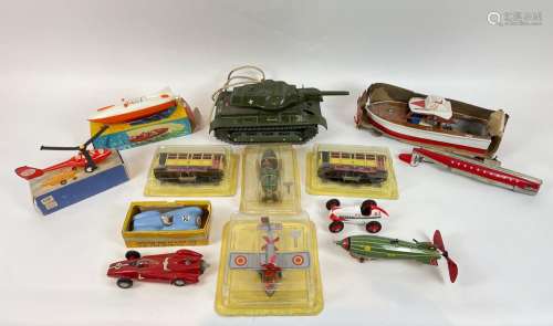 Varia de jouets, treize pièces (tank, tramways, automob