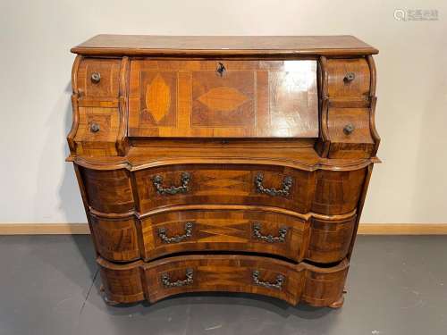 Commode-scriban germanique ouvrant par sept tiroirs et