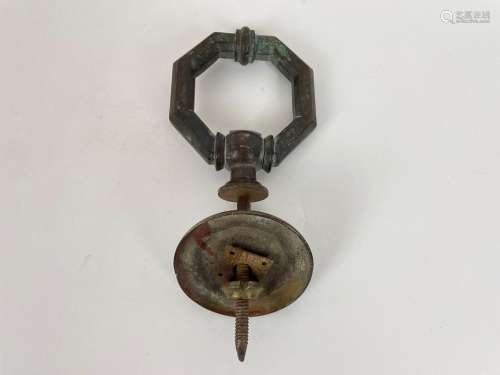 Heurtoir octogonal en bronze patiné, l. 12 cm [état d'u