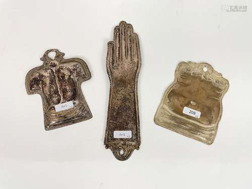 Trois ex-voto en métal argenté, h. 11-20,5 cm.