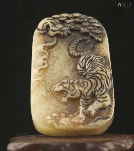 Old natural jade hand-carved statue of tiger 4
