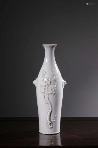 Dehua white porcelain plum flower designSize: 33.8 cm high, ...