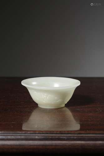 Hetian jade whole digging carved peach bowlSize: diameter 8....