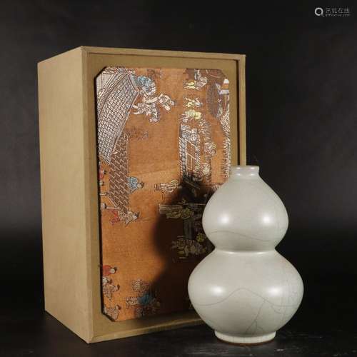 Longquan celadon gourd bottle size: 21 cm diameter 3.3 cm