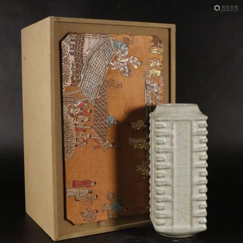 Longquan celadon square bottle size: 21 cm diameter 6.4 cm