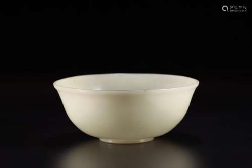 Hetian jade bowl4.7 cm high. 12 cm in diameter. Weighs 168.9...