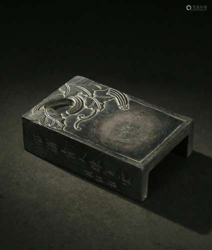 The stone reading hands inkstone:The inkstone while the atmo...