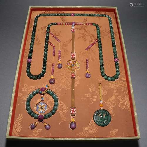 Jade court beads. Carrying a tray.Specification: bead diamet...