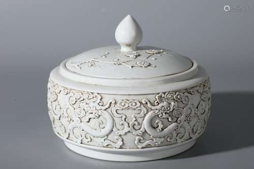 White glazed carved boxHigh: 13 cm, diameter: 16 cm