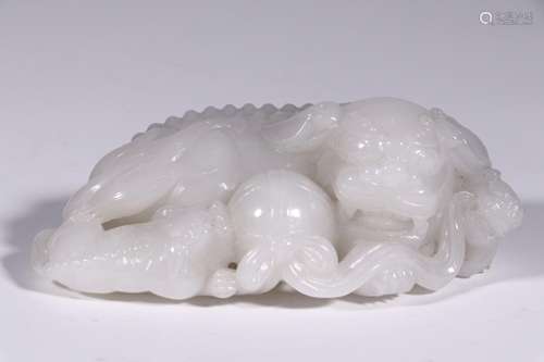 : hetian jade lion play the ballSize: 12.9 cm wide and 7.9 c...