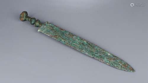 Chow: bronze swordLong and 44.5 cm wide and 5.5 cm weighs 86...