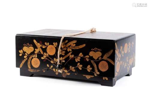 LARGE JAPANESE LACQUERED BOX