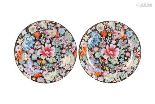 A PAIR OF GUANGXU MILLEFLEUR PLATES