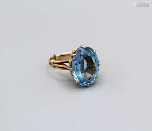 A synthetic spinel cocktail ring in 9ct yellow gold, gross w...