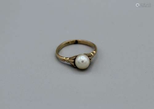 A 9ct gold cultured pearl dress ring, 2.2gm approximately, s...