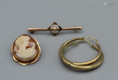 A selection of yellow metal jewellery, comprising a cameo br...