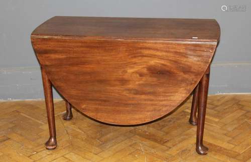 A George III walnut gateleg table, the oval flaptop raised o...