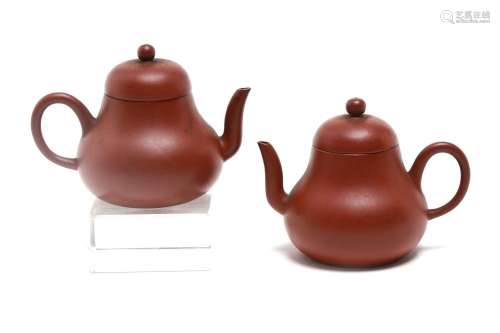 A pair of Yixing teapots with pear shape